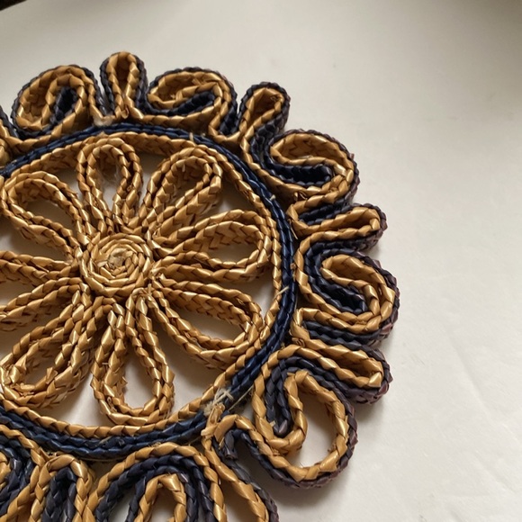 Vintage 6 inch  raffia trivet. Nice neutral colours. - Picture 6 of 7